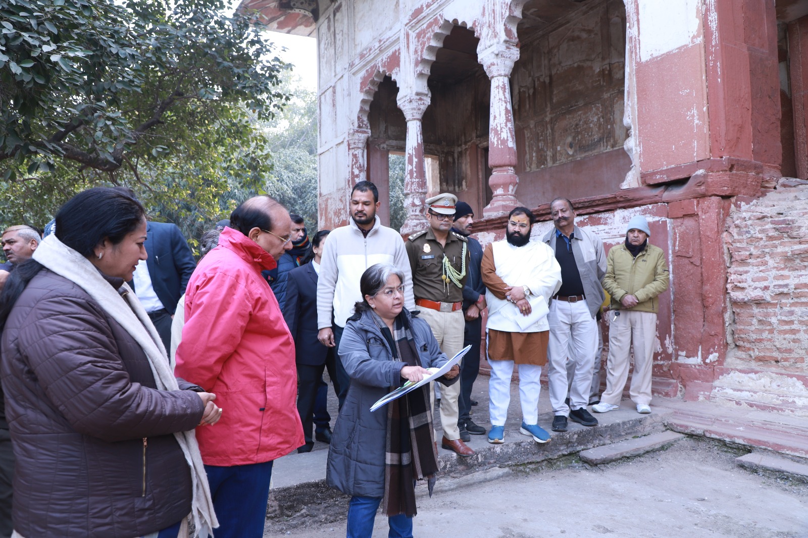 माननीय उपराज्यपाल ने उत्तरी दिल्ली में मुगल काल के शीश महल-शालीमार बाग परिसर का दौरा किया।