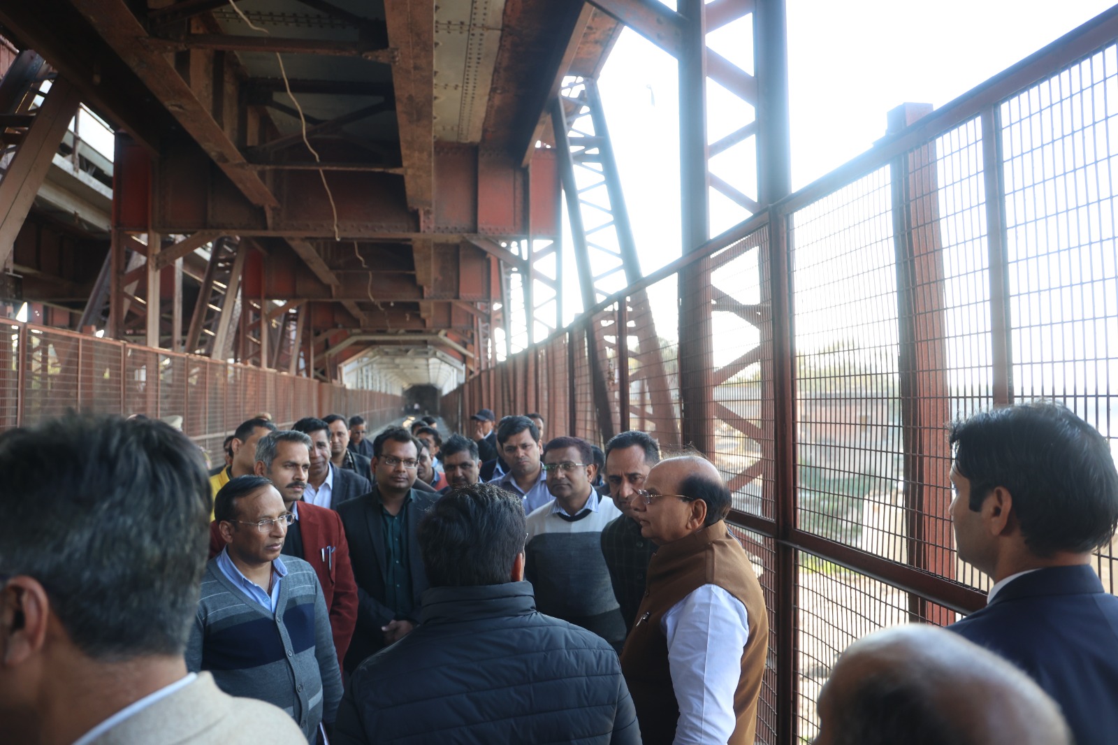 माननीय उपराज्यपाल ने ऐतिहासिक पुराने रेलवे पुल-लोहा पुल का दौरा रेलवे और लोक निर्माण विभाग के वरिष्ठ अधिकारियों के साथ…