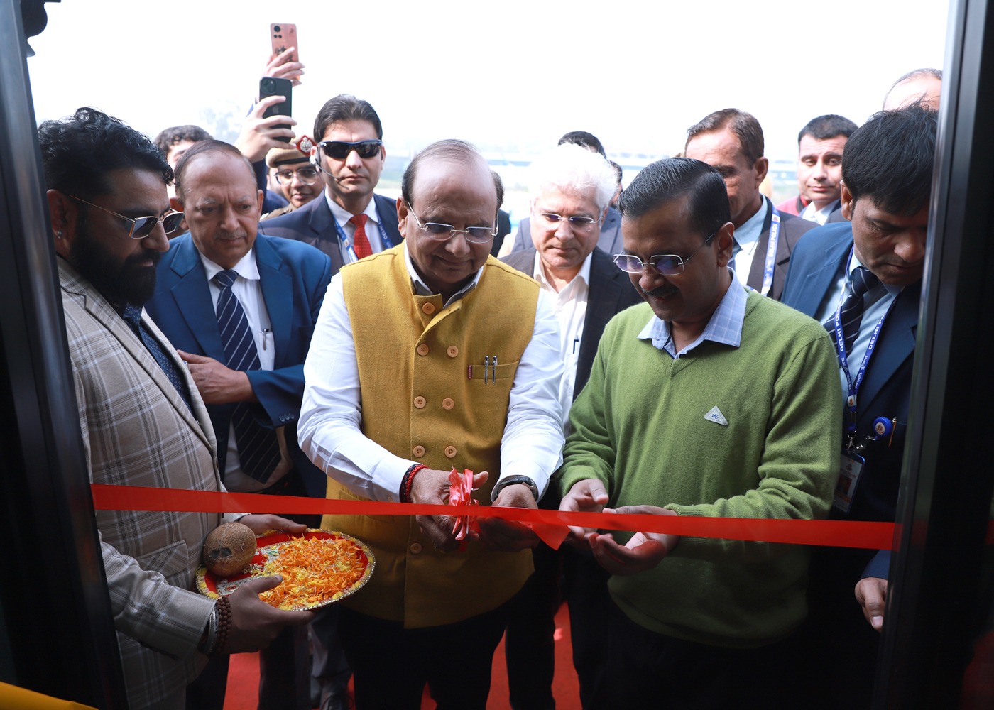 माननीय उपराज्यपाल ने माननीय मुख्यमंत्री श्री अरविंद केजरीवाल और परिवहन मंत्री श्री कैलाश गहलोत के साथ डीडीए के बानसेरा…