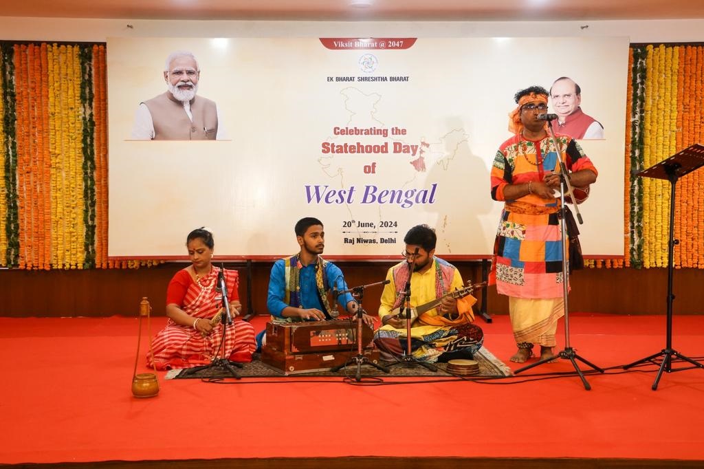 Hon’ble Lt. Governor celebrated the Statehood Day of West Bengal at Raj Niwas, along with Bengali residents of Delhi. 