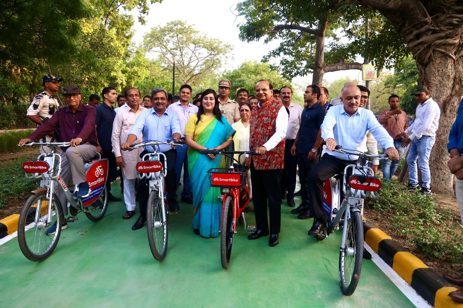 Hon’ble Lt. Governor inaugurated a dedicated cycle track on the periphery of Nehru Park, along with area Hon'ble…