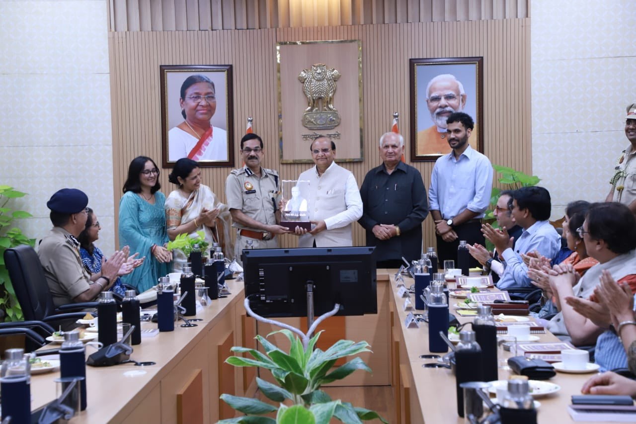 Hon’ble Lt. Governor received the First Copy of the "न्याय महाकाव्य" penned by Shri SK Gautam, IPS, Spl CP,…