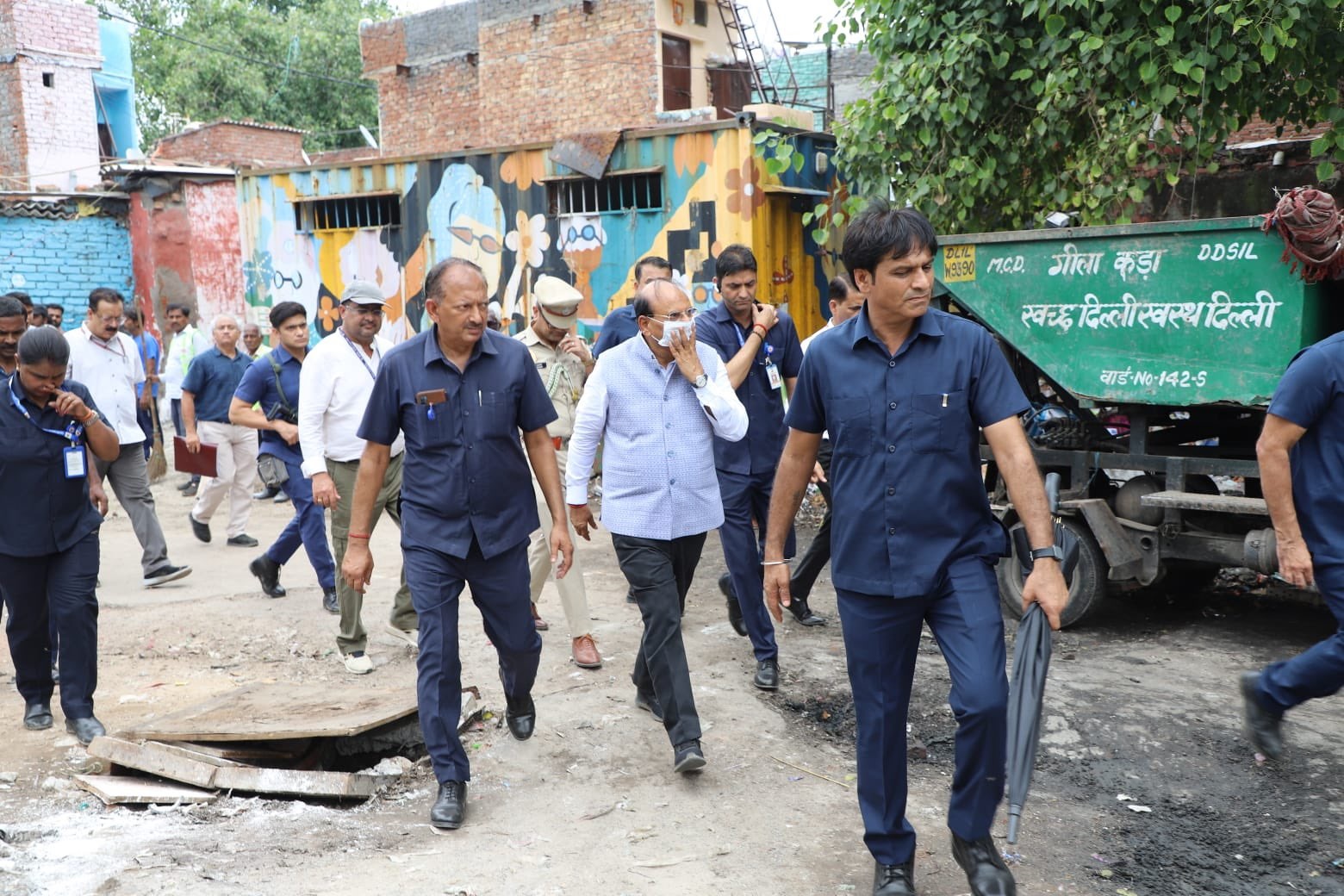 Hon’ble Lt. Governor visited and inspected the Barapulla, Kushak & Sunehri drains & historic Barapulla bridge…