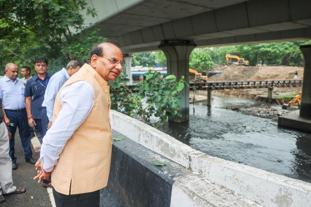Hon’ble Lt. Governor took stock of the ongoing de-silting work at Sunehri, Kushak & Barapulla drains.
