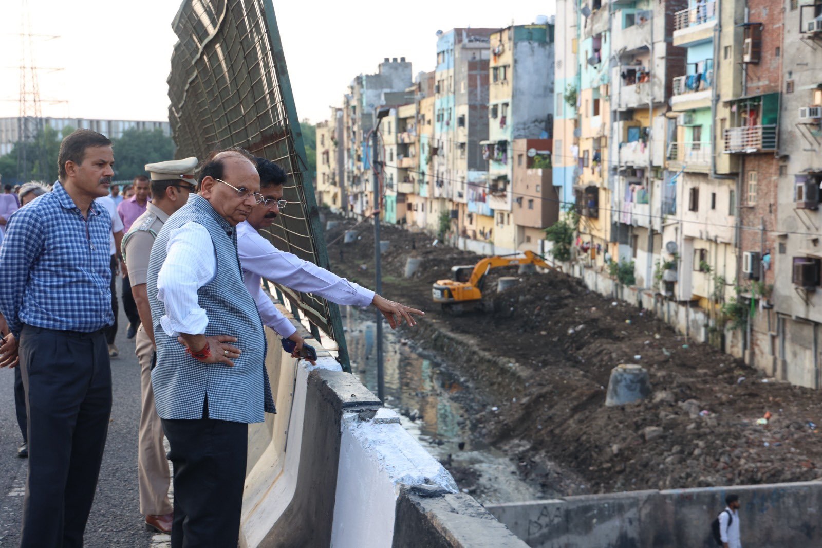 Hon’ble Lt. Governor inspected the ongoing de-silting work at Sunehri, Kushak and Barapulla drains.
