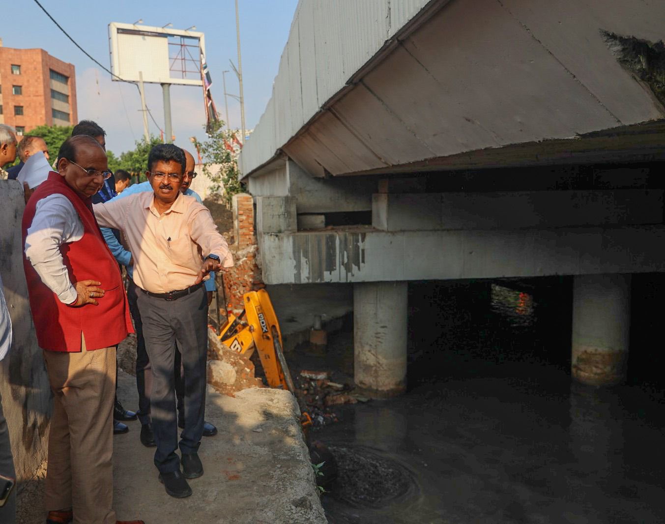 Hon’ble Lt. Governor Inspected the MCD Drain at INA & oversaw the massive desilting & cleaning operations.