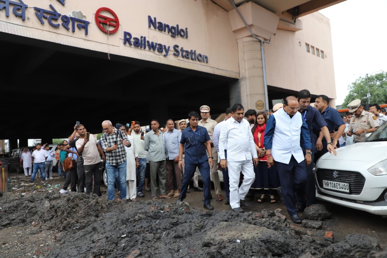 Hon’ble Lt. Governor inspected areas like Mundka, Nangloi, Firni Road, Rohtak Road in West Delhi.