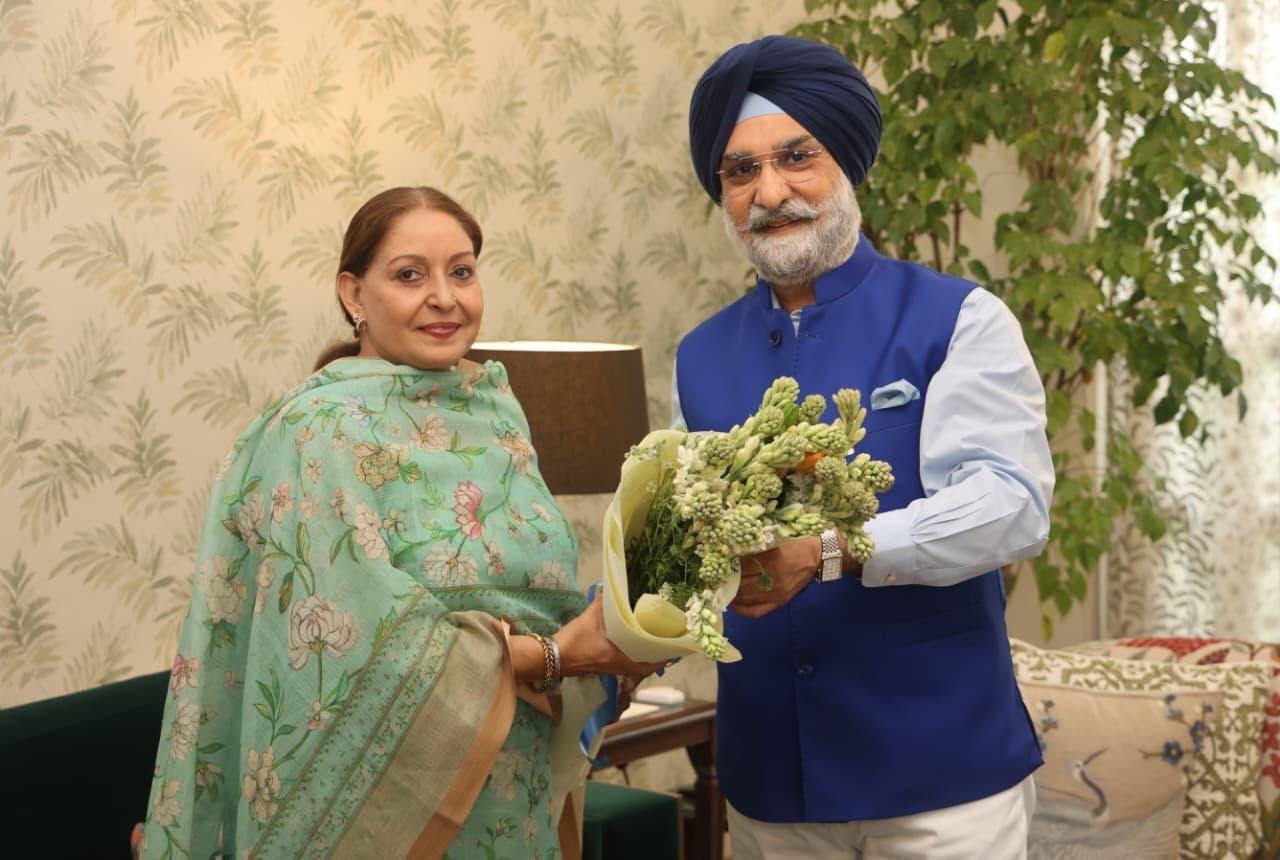 Mrs. Jasmine Sandhwalia, Vice President, BJP (Punjab), called on Hon'ble Lt. Governor.