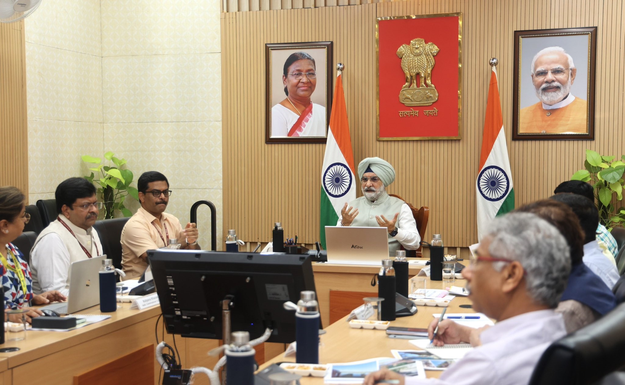 Hon’ble Lt. Governor chaired a meeting of DDA to review rejuvenation and restoration of the Yamuna Bazar and its ghats.