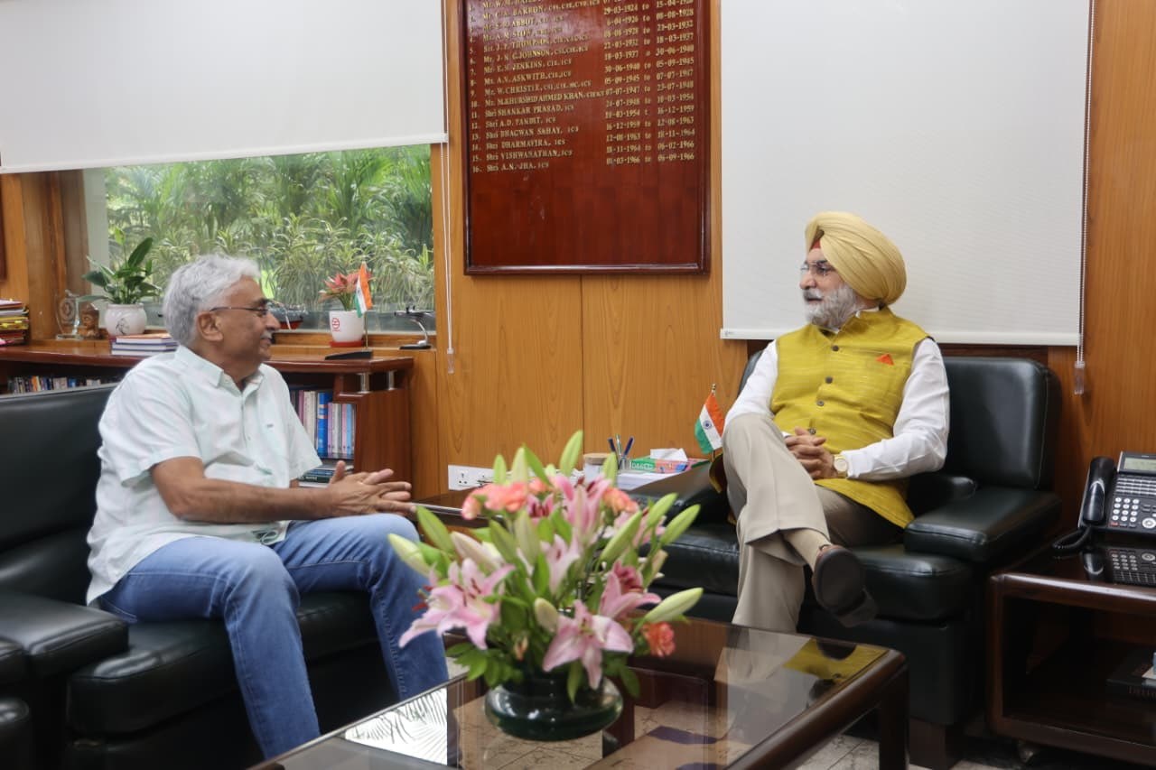Renowned cardiologist and Padma Bhushan recipient, Dr. T.S. Kler, called on Hon’ble Lt. Governor.