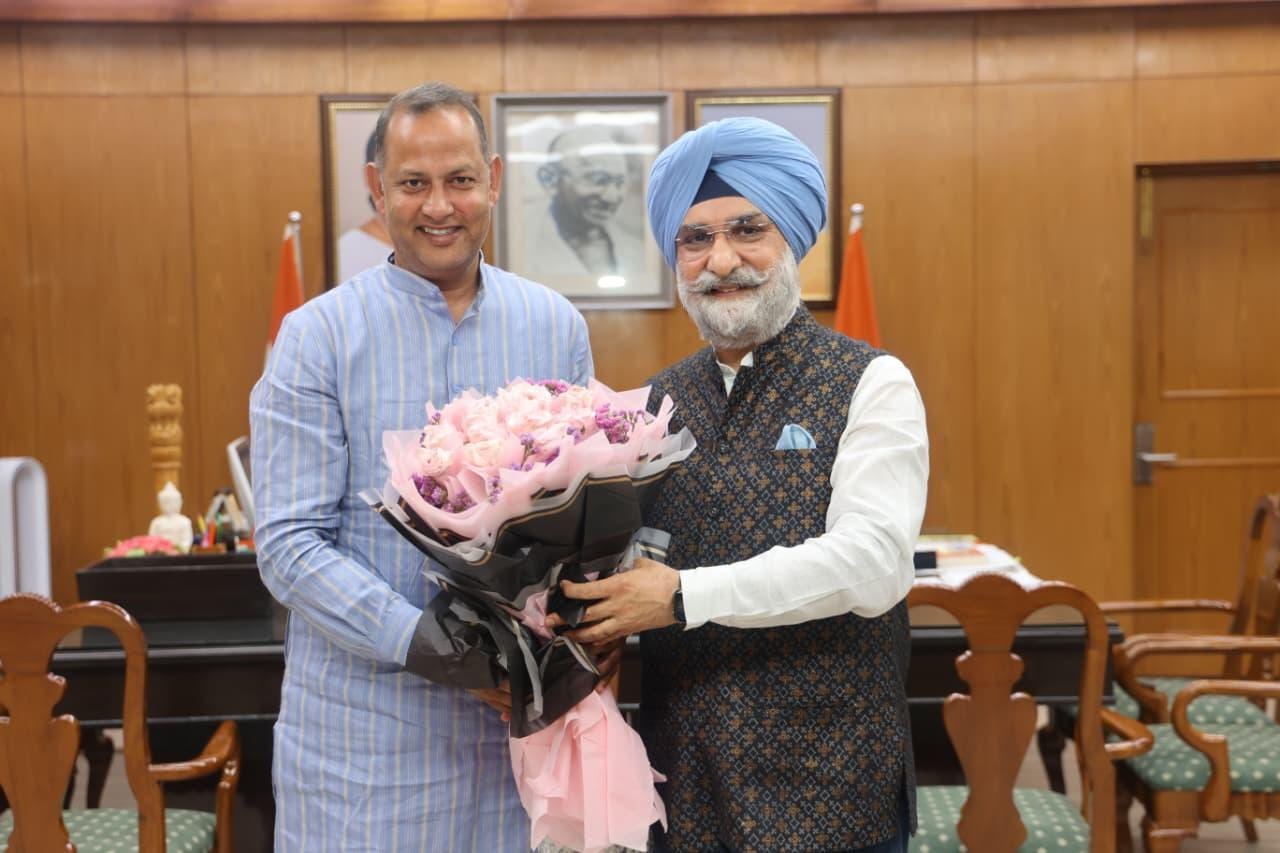 Shri Ravinder Indraj Singh, Hon’ble Minister, GNCTD, called on Hon’ble Lt. Governor.