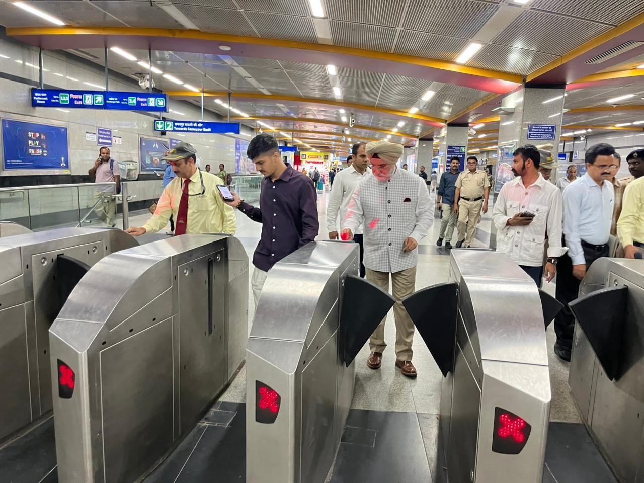 Hon’ble Lt. Governor interacted with people during the metro ride.