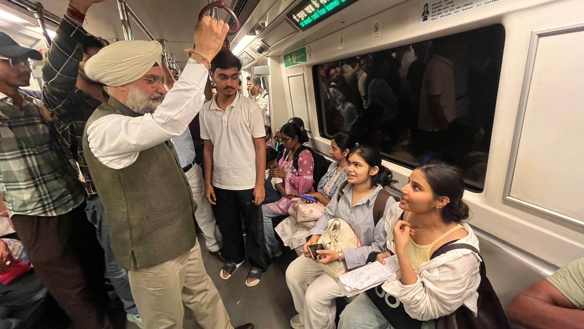 Hon’ble Lt. Governor met students during the metro ride.