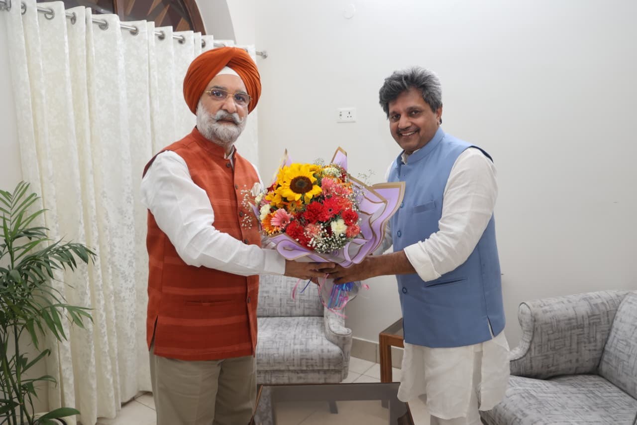 Shri Rajiv Babbar, Member DDA called on Hon’ble Lt. Governor.