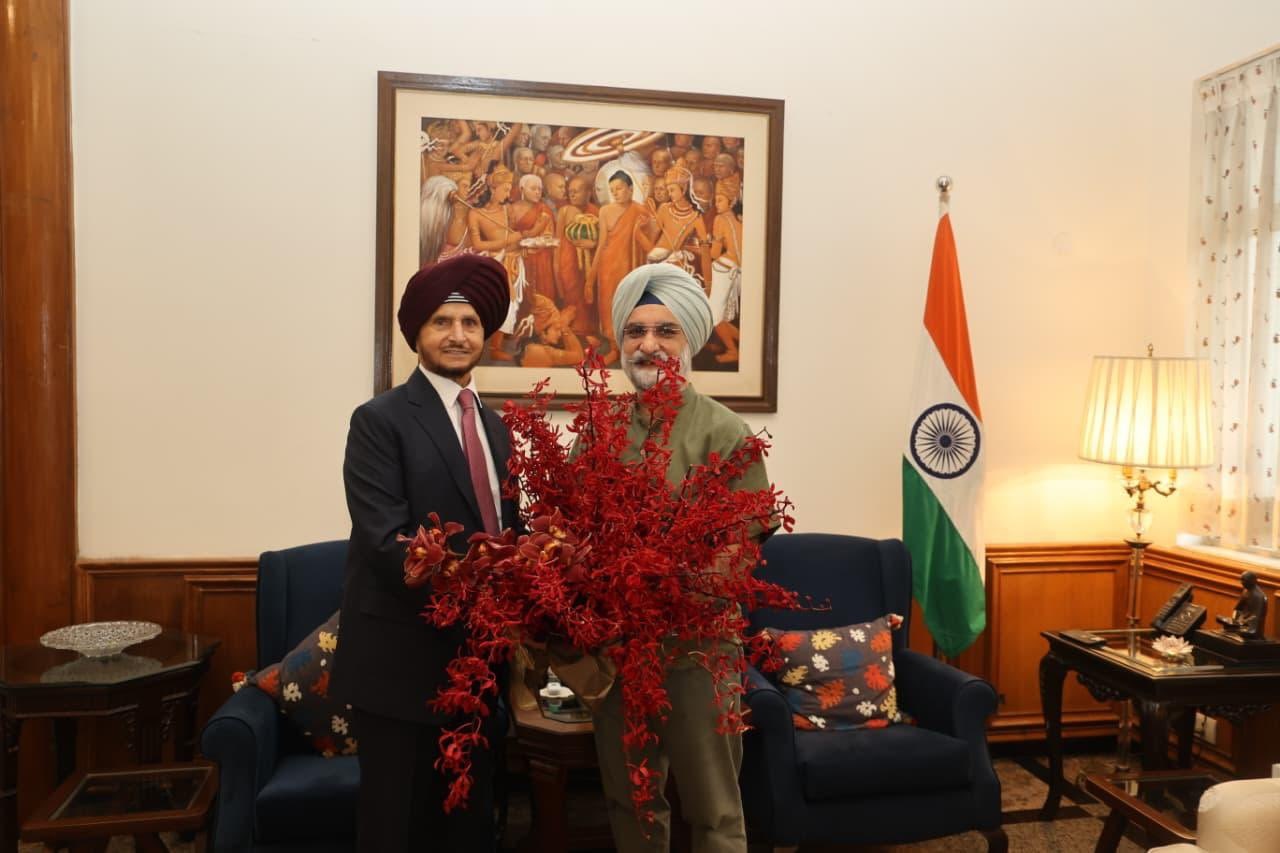 Shri Onkar S. Kanwar, CMD, Apollo Tyres called on Hon’ble Lt. Governor.