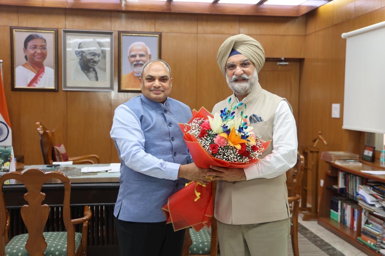 Shri Rajesh Verma, Chairperson of the Commission for Air Quality Management, called on Hon’ble Lt. Governor.