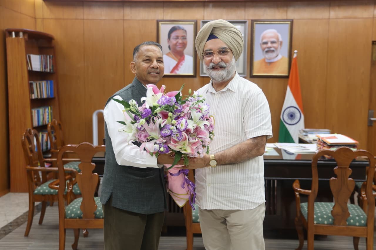 Shri Rajinder Gupta Member of Parliament (Rajya Sabha) called on Hon’ble Lt. Governor.