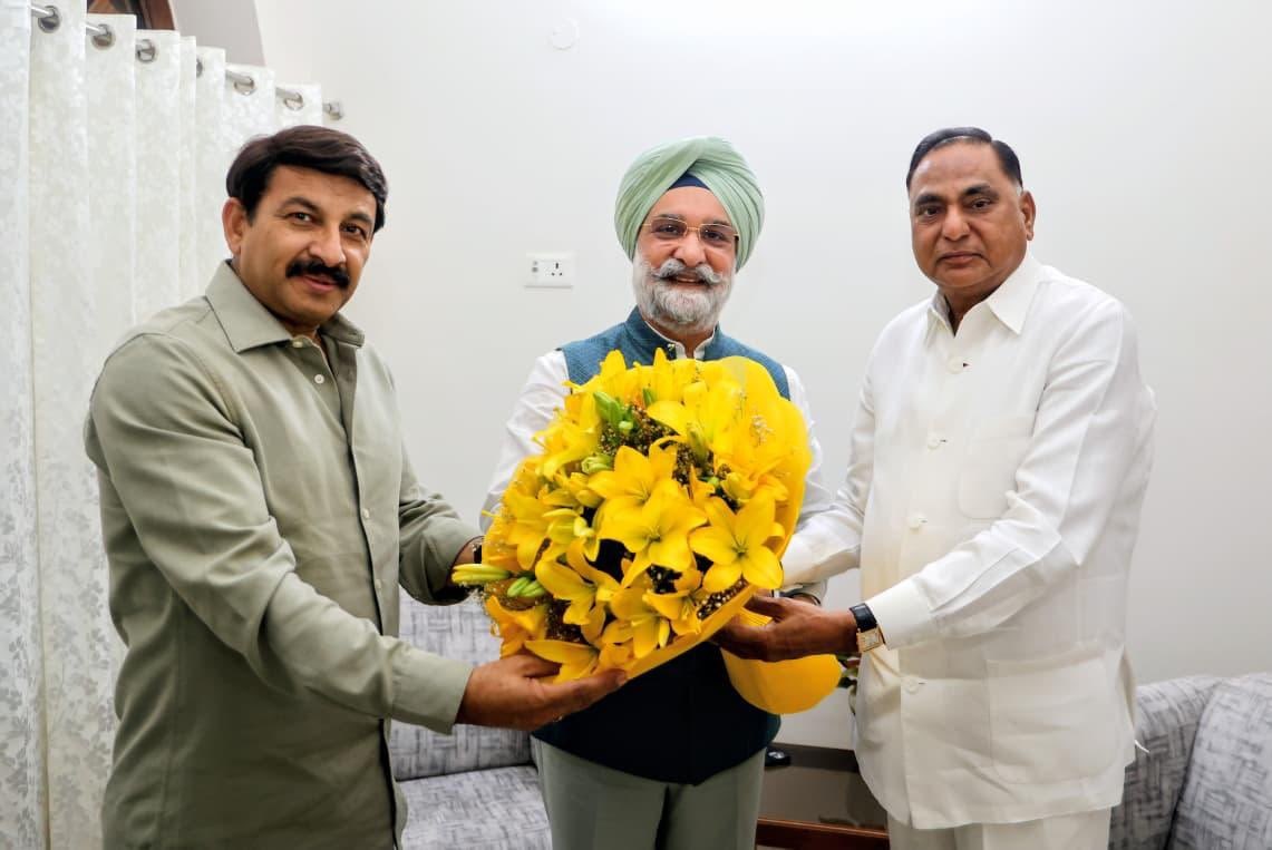 Shri Ramvir Singh Bidhuri and Shri Manoj Tiwari, Member of Parliaments called on Hon’ble Lt. Governor.