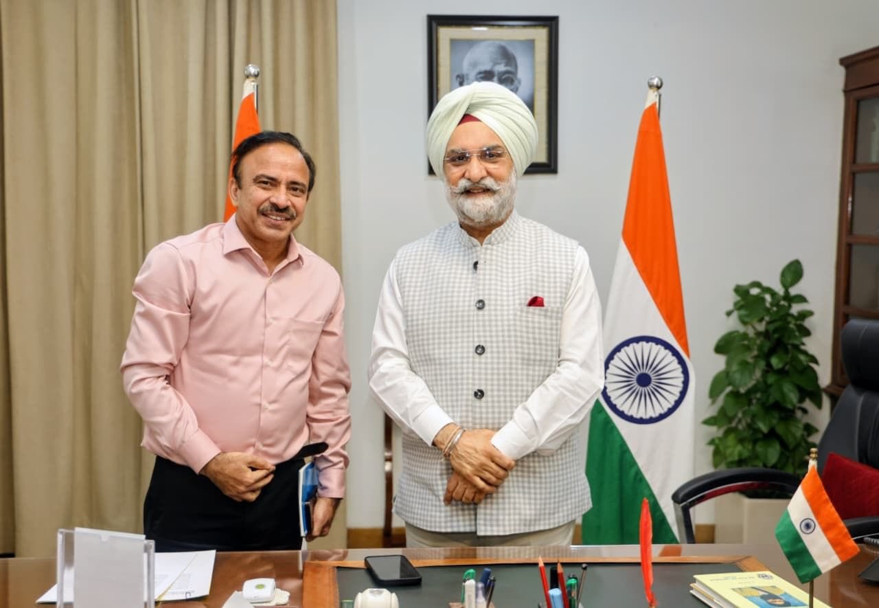 Newly appointed CEO of Delhi Jal Board, Shri SS Yadav called on Hon’ble Lt. Governor.