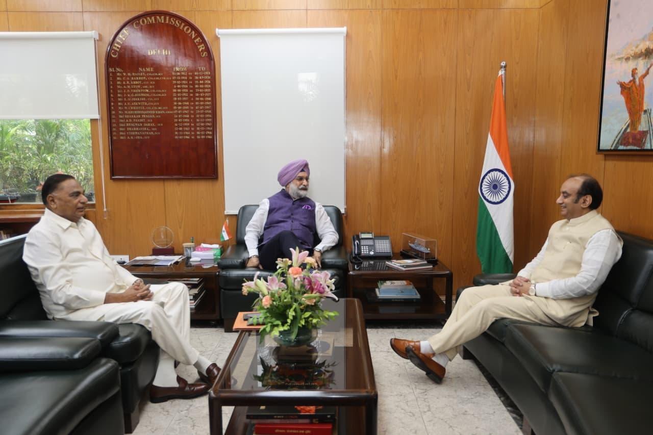 Shri Ramvir Singh Bidhuri, MP (LS), and Dr. Sudhanshu Trivedi, MP (RS), called on Hon’ble Lt. Governor.