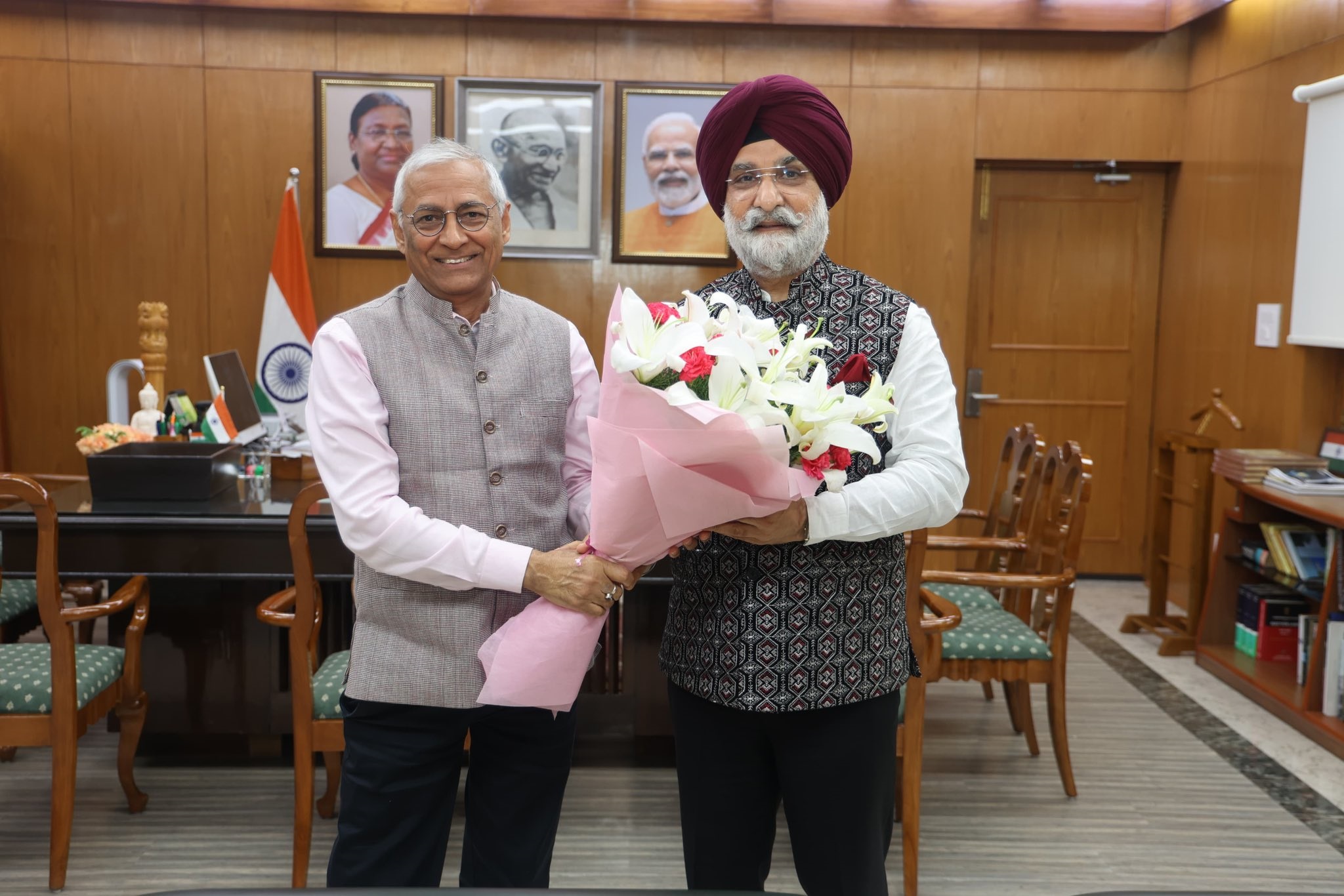 Dr. Sudhanshu Joshi, Partner, Athena Infonomics, called on Hon’ble Lt. Governor.