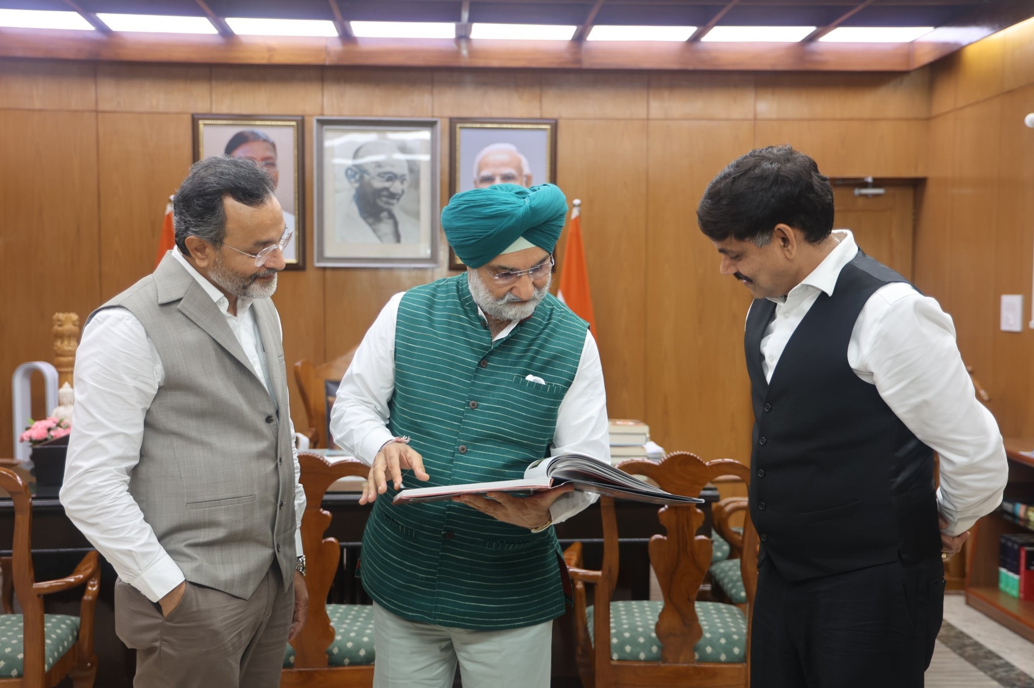 Advocate Nagendra Kumar, President, and Advocate Tarun Rana, Secretary, New Delhi Bar Association, called on Hon’ble Lt…