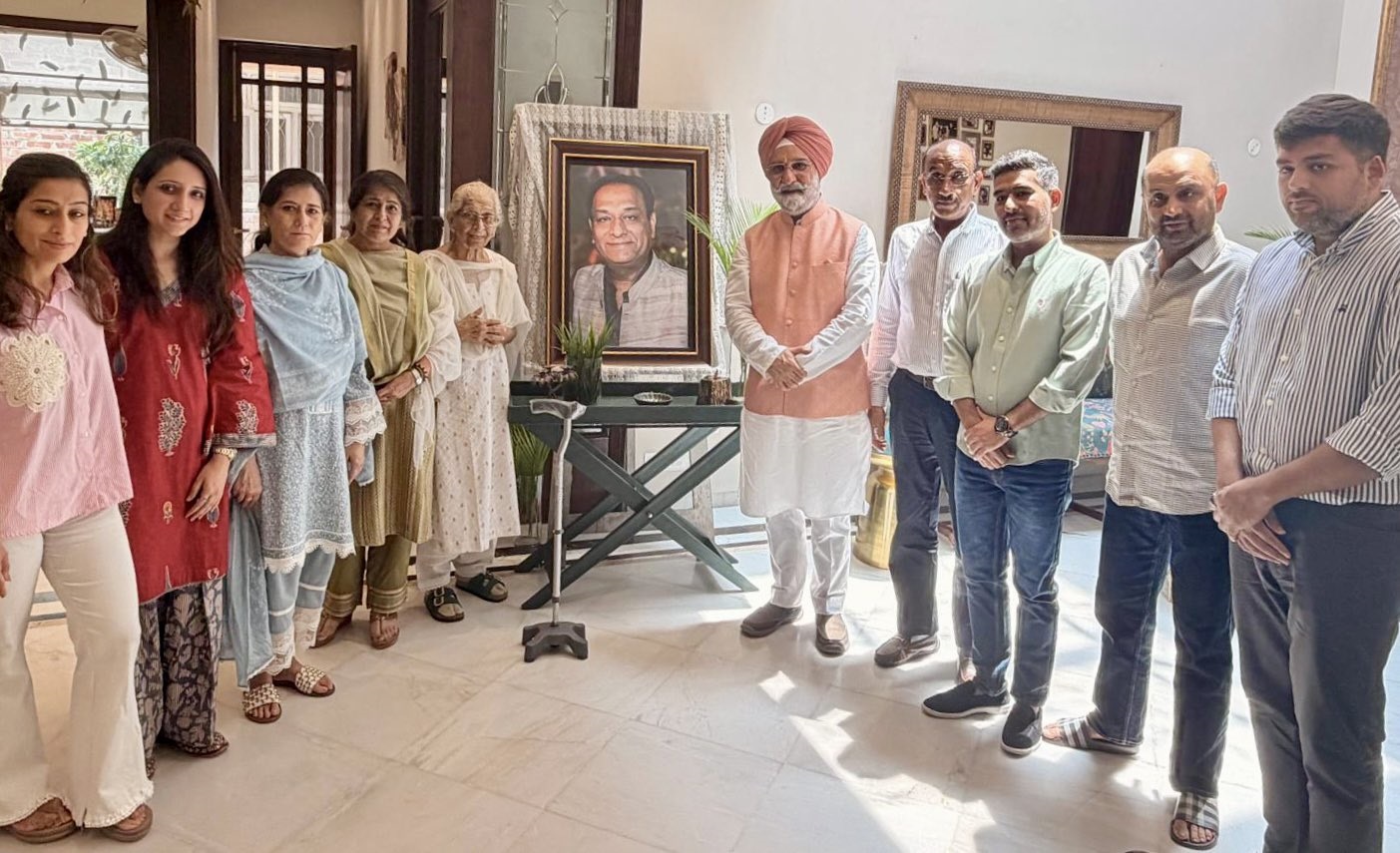 माननीय उपराज्यपाल ने स्वर्गीय श्री बिमल अरोड़ा जी के असामयिक निधन पर शोक व्यक्त करने के लिए उनके आवास गए।