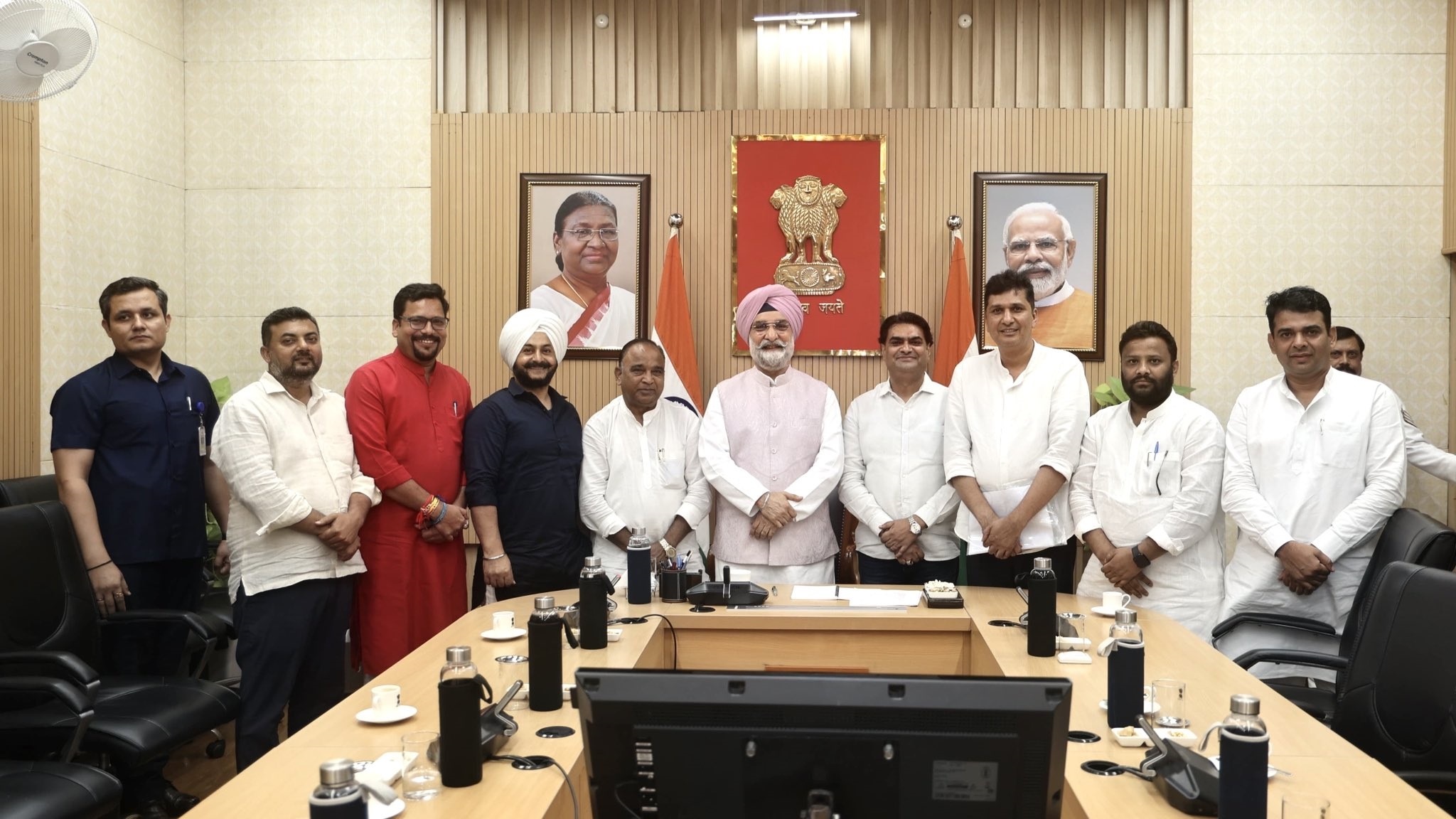 A delegation of AAP MLAs along with AAP Delhi unit President called on Hon’ble Lt. Governor.
