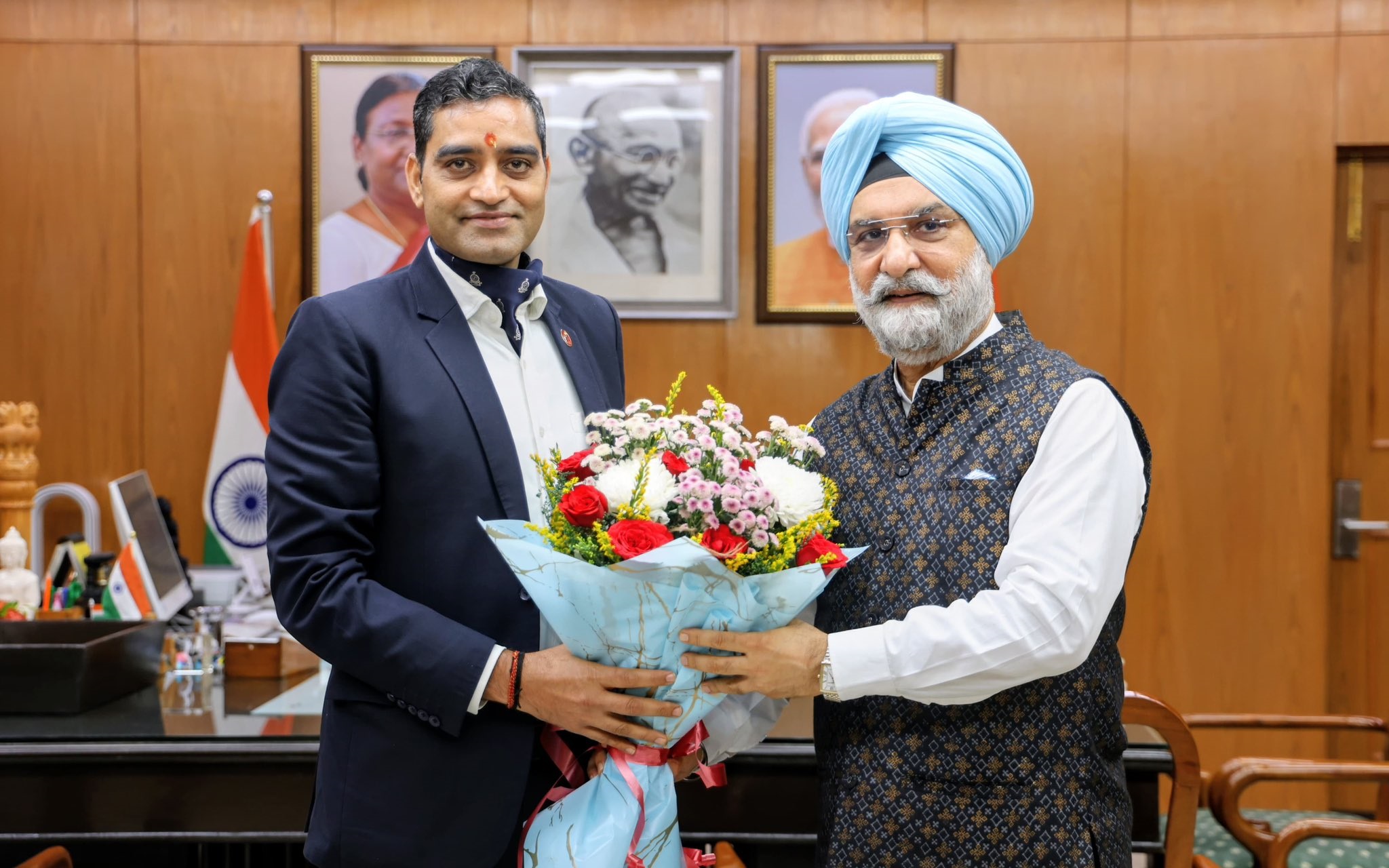 Shri Pawan Kumar Sain, the new Secretary (Revenue)-cum-Divisional Commissioner, GNCTD, called on Hon’ble Lt. Governor.