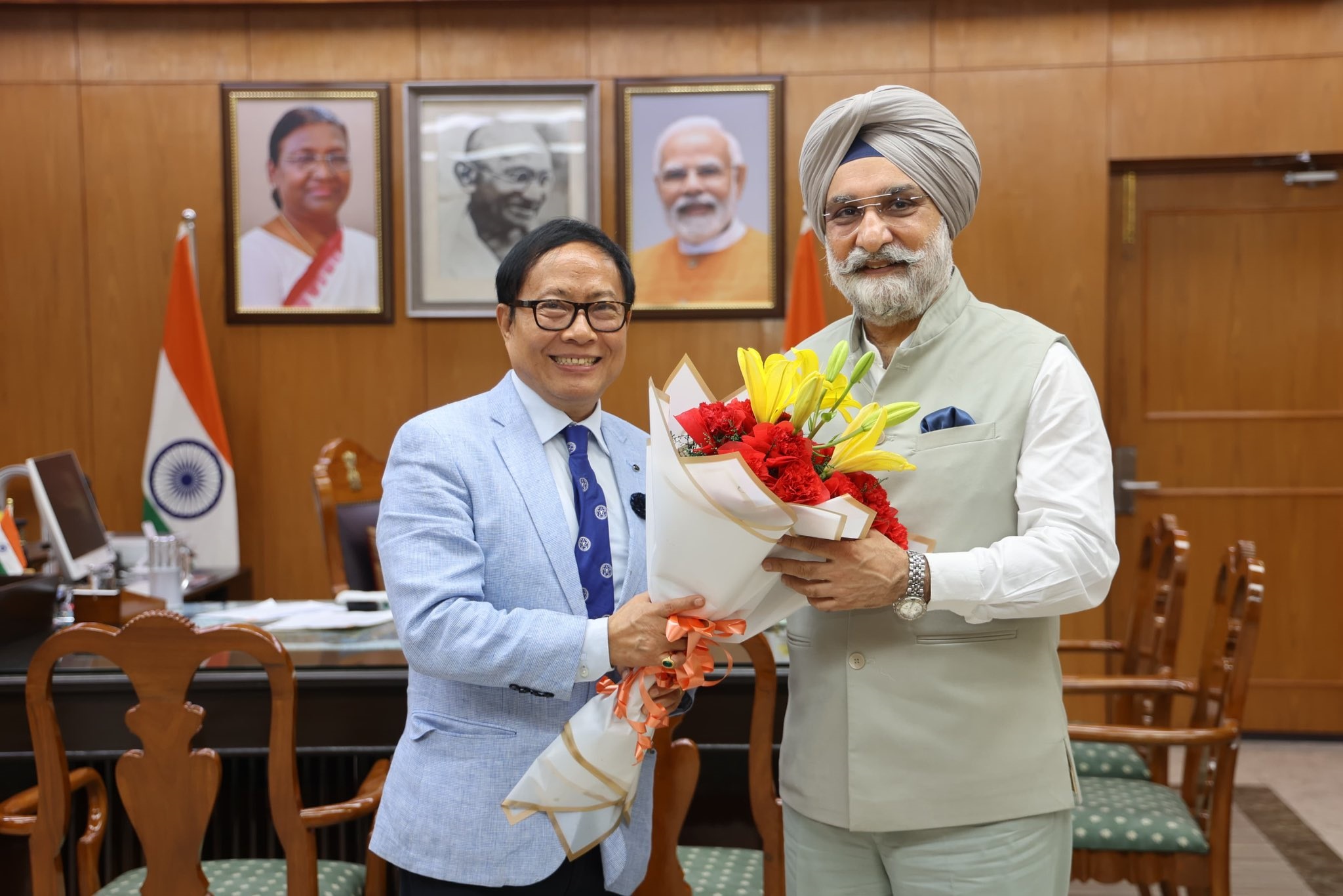 Dr. Yumnam Arun Kumar, Secretary, Delhi Legislative Assembly called on Hon’ble Lt. Governor.