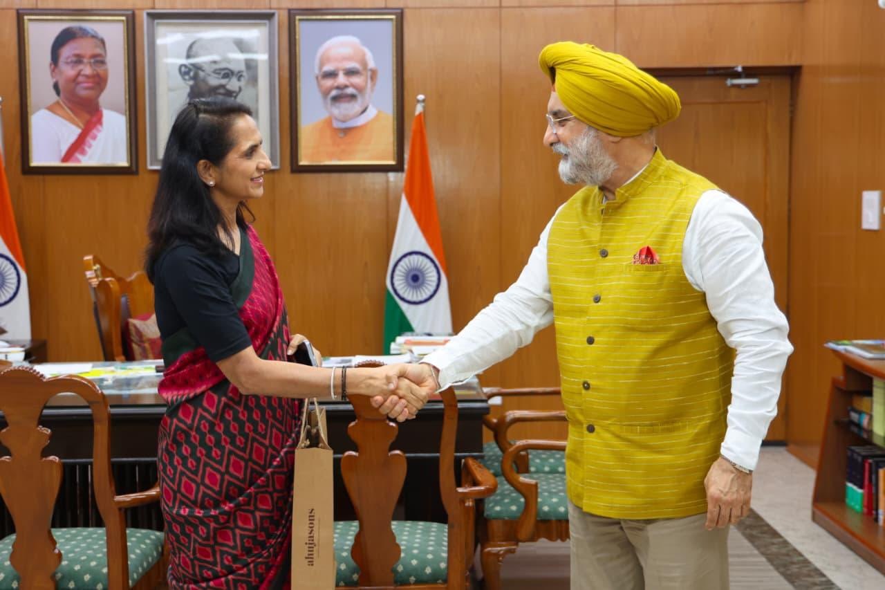 Ms. Vibha Khosla, Principal, Modern School, Vasant Vihar called on Hon’ble Lt. Governor.