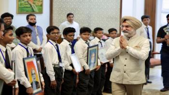 Hon’ble Lt. Governor interacted with the students, teachers and alumni of Rajkiya Sarvodaya Bal Vidyalaya, Kailash Nagar.