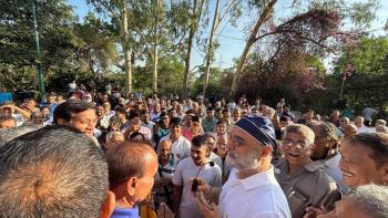 Hon’ble Lt. Governor met and interacted with the residents of Delhi during his morning walk at Bonta Park, located on the Northern Ridge near Delhi University, which is maintained by the Delhi Development Authority.