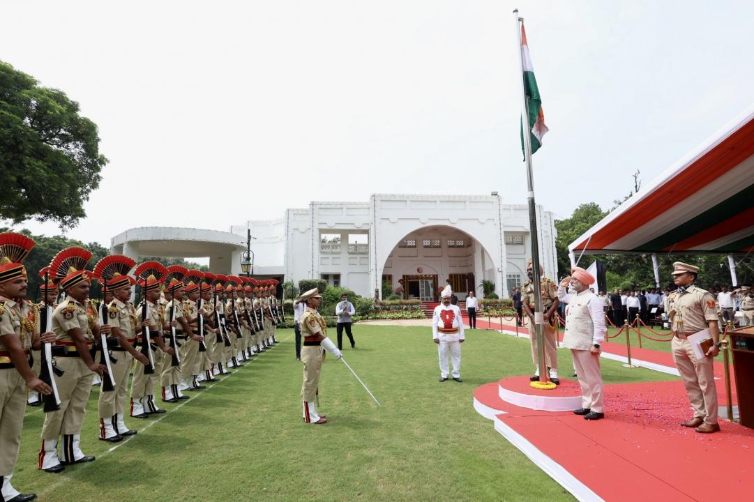 Hon’ble Lt. Governor hoisted the Tricolour at Lok Niwas, on the 80th Independence Day.