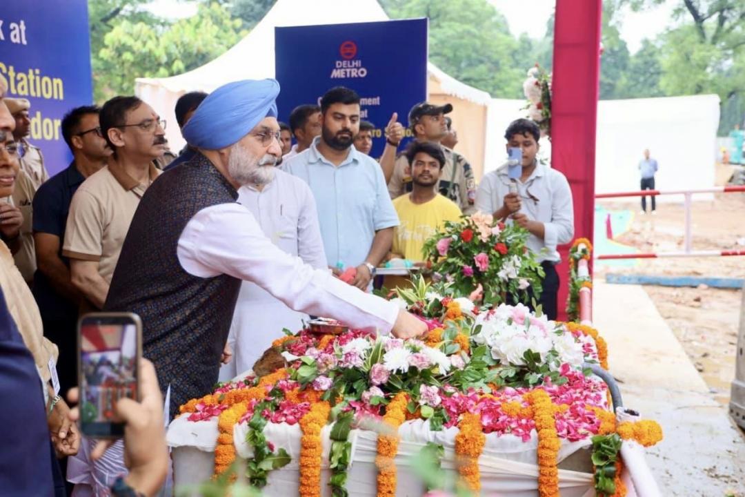 Hon’ble Lt. Governor laid the foundation for the construction of the D-Wall for the Shivaji Stadium Metro Station on…