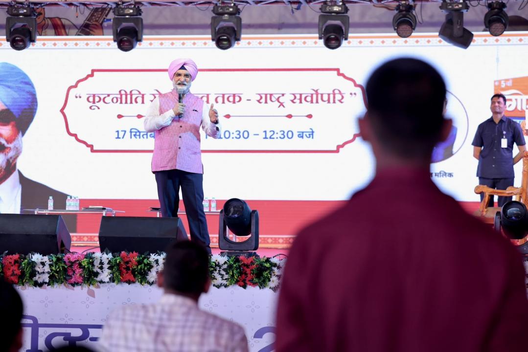 Hon’ble Lt. Governor interacted with students at the 5th Gomti Book Festival at Lucknow University.