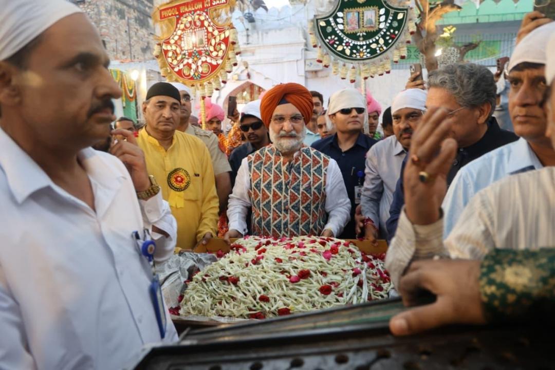Hon’ble Lt. Governor presented floral chadar at the Dargah of Khawaja Qutubuddin Bakhtiar Kaaki on the occasion of ‘…