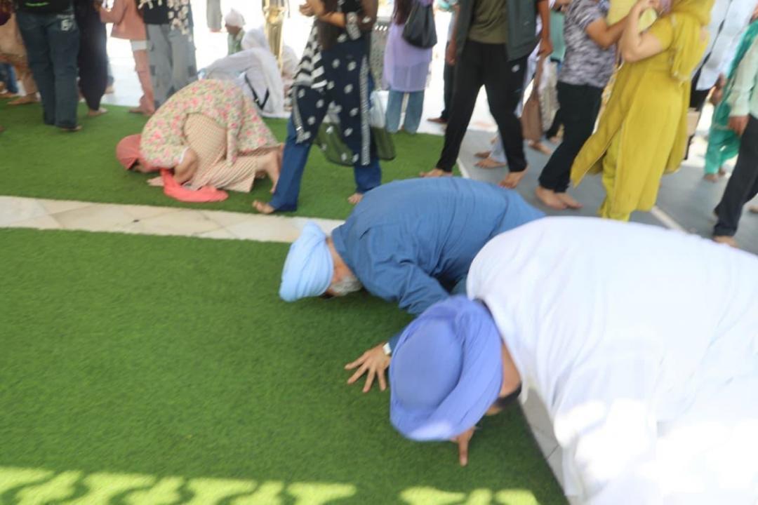 Hon’ble Lt. Governor offered prayers and performed sewa at Gurdwara Bangla Sahib on the sacred occasion of Guru Angad…