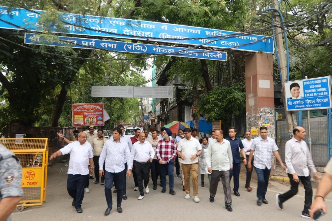 माननीय उपराज्यपाल ने उत्तरी दिल्ली के मॉडल टाउन का दौरा किया।