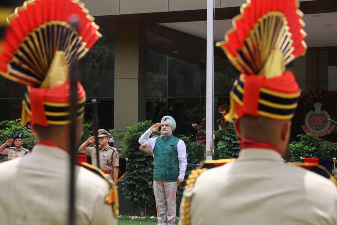 Hon’ble Lt. Governor met with senior officers of Delhi Police at the Delhi Police Headquarters and reviewed key…