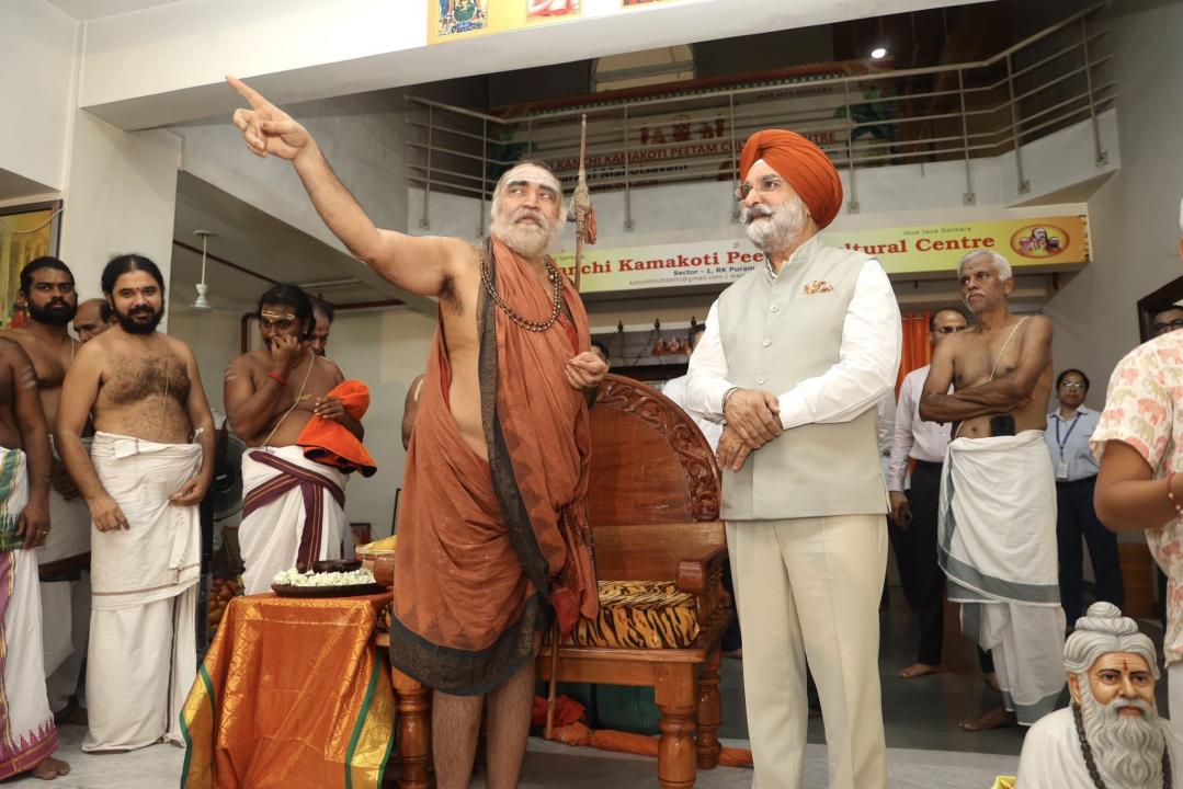 Hon’ble Lt. Governor met His Holiness Sri Sankara Vijayendra Saraswati Swamigal at Sri Kanchi Kamakoti Peetam Cultural…